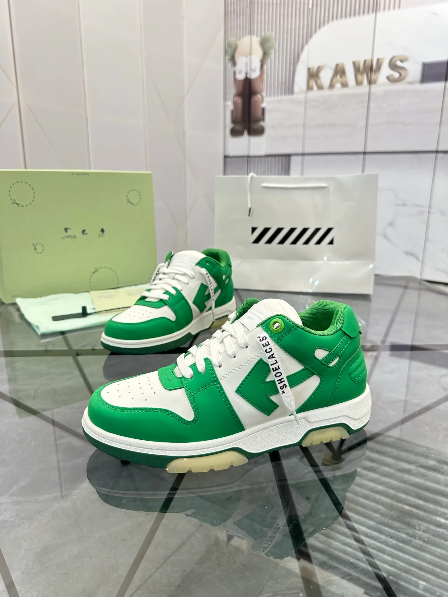 Selling men's shoes 💰: 💰P560¥ High-end top quality (leather buckle plus 10) Product trademark: OFF WHITE * "OFF WHITE*" low-top casual shoes Regular size: 35-45 (can be customized to 46) Couple style Product material: imported first-layer cowhide leather upper, breathable lining, original outsole. No.: H203
